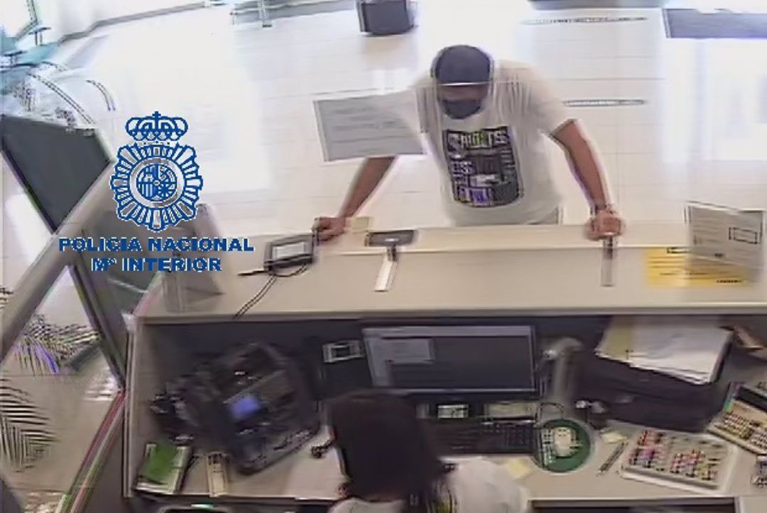 El hombre durante el robo en la entidad bancaria. El hombre durante el robo en la entidad bancaria.