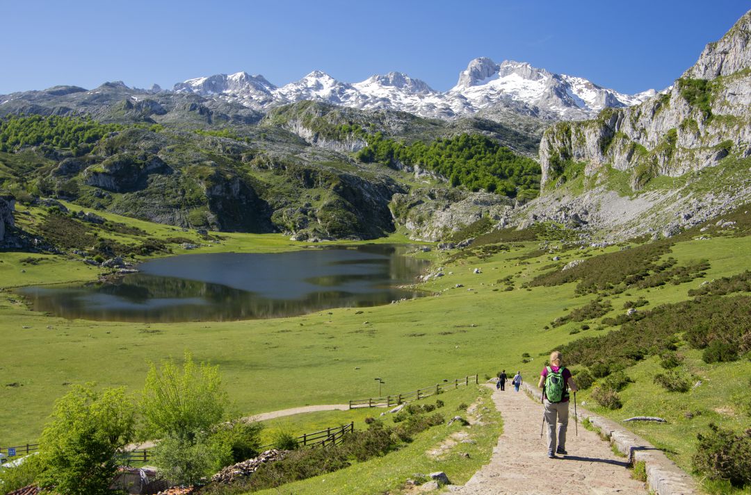 Excursionistas en los Lagos de Covadonga. Excursionistas en los Lagos de Covadonga.