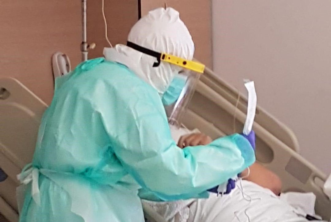Un sanitario atiende a un paciente en el Hospital Virgen de la Victoria durante la pandemia de COVID-19. Un sanitario atiende a un paciente en el Hospital Virgen de la Victoria durante la pandemia de COVID-19.