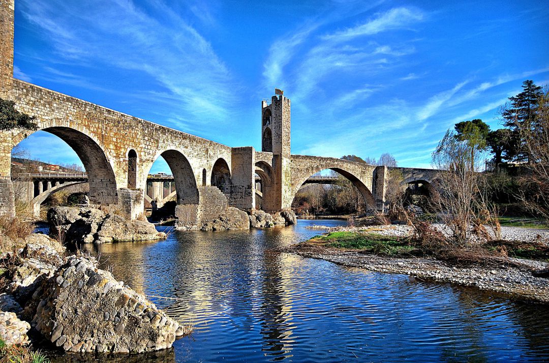 El pont medieval de Besalú torna a ser l'excusa per desenvolupar "Paraula de jueu". El pont medieval de Besalú torna a ser l'excusa per desenvolupar "Paraula de jueu".