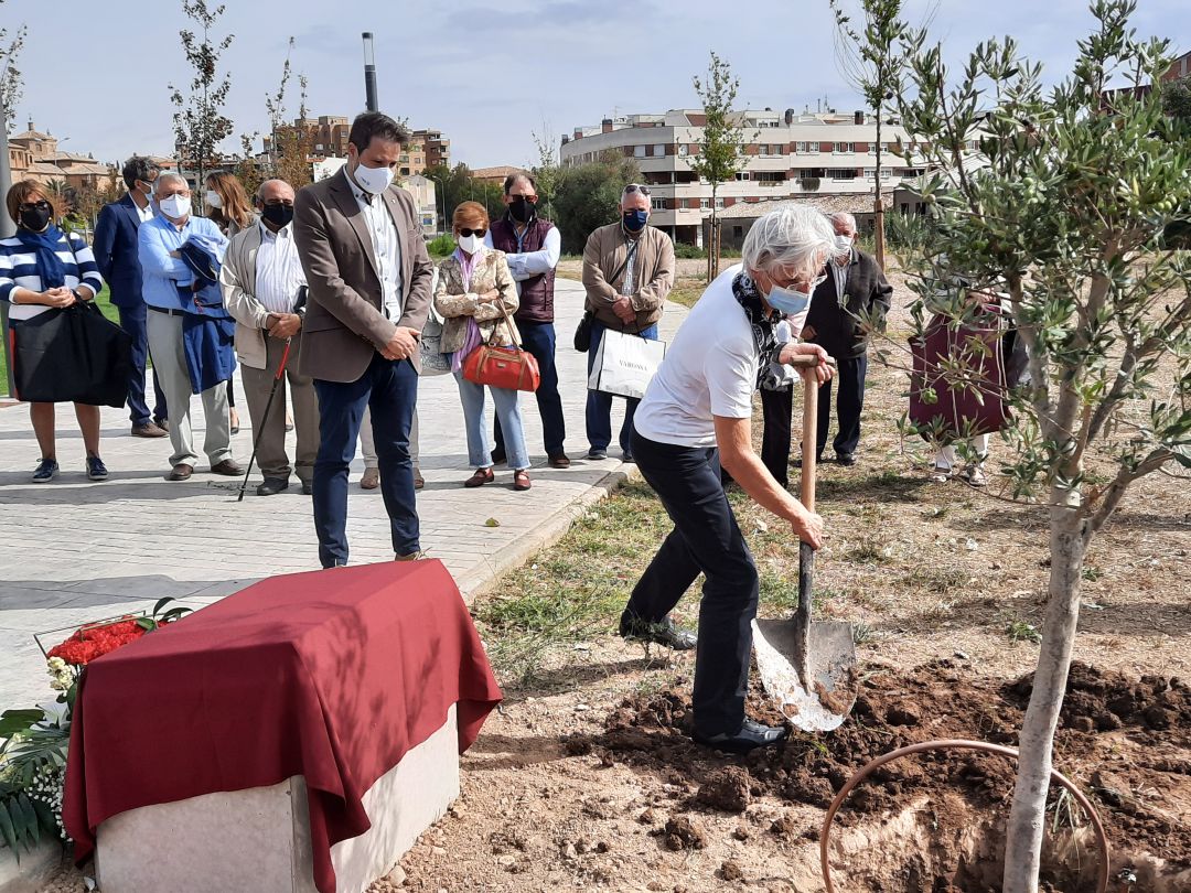 Plantación de un olivo en el Parque del Queiles de Tudela en recuerdo de los fallecidos por la Covid19 Plantación de un olivo en el Parque del Queiles de Tudela en recuerdo de los fallecidos por la Covid19