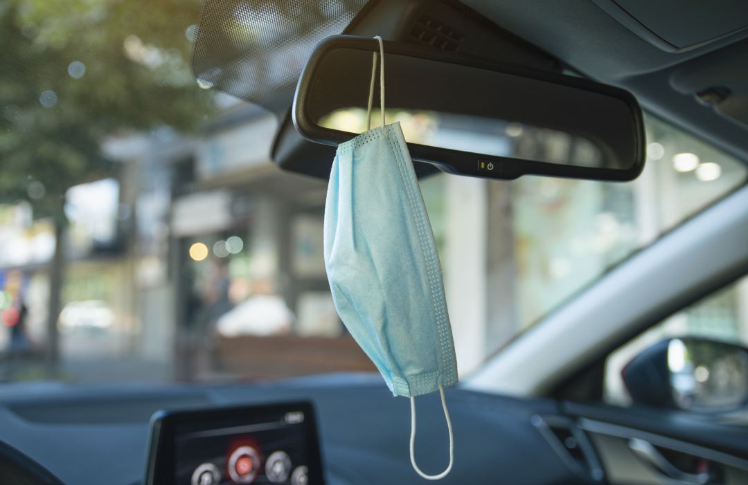Si cuelgas la mascarilla en el espejo retrovisor, deja de hacerlo cuanto antes. Si cuelgas la mascarilla en el espejo retrovisor, deja de hacerlo cuanto antes.