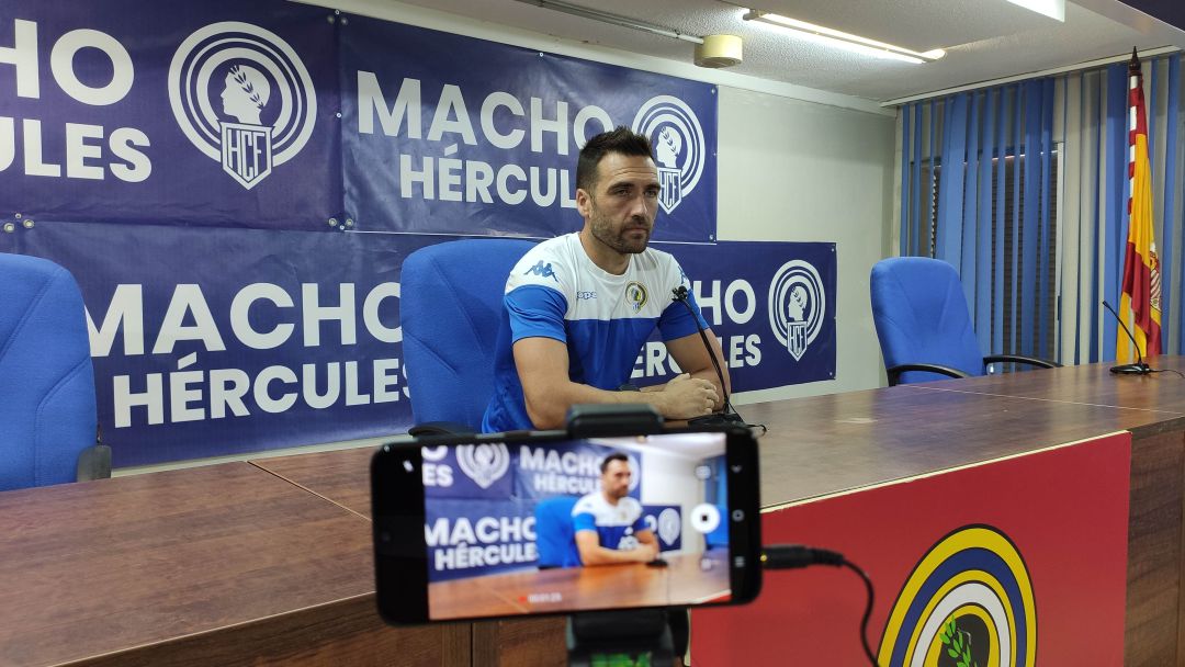 Ismael Falcón, en la sala de prensa del Rico Pérez Ismael Falcón, en la sala de prensa del Rico Pérez