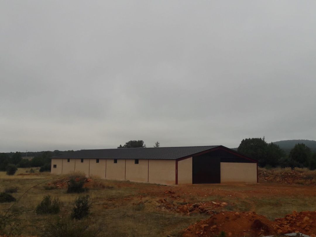 Briongos de Cervera habilitó esta nave ganadera para dar cobijo a una familia en su política de innovación radical Briongos de Cervera habilitó esta nave ganadera para dar cobijo a una familia en su política de innovación radical