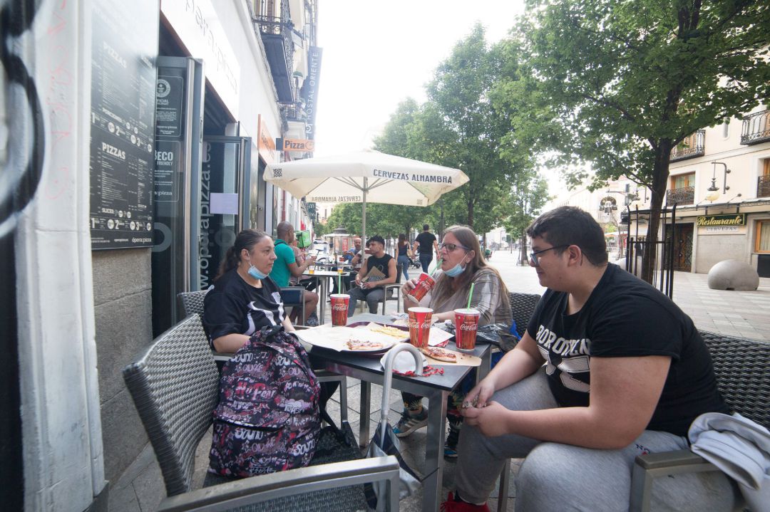 Personas tomando algo en una terraza de hostelería. Personas tomando algo en una terraza de hostelería.