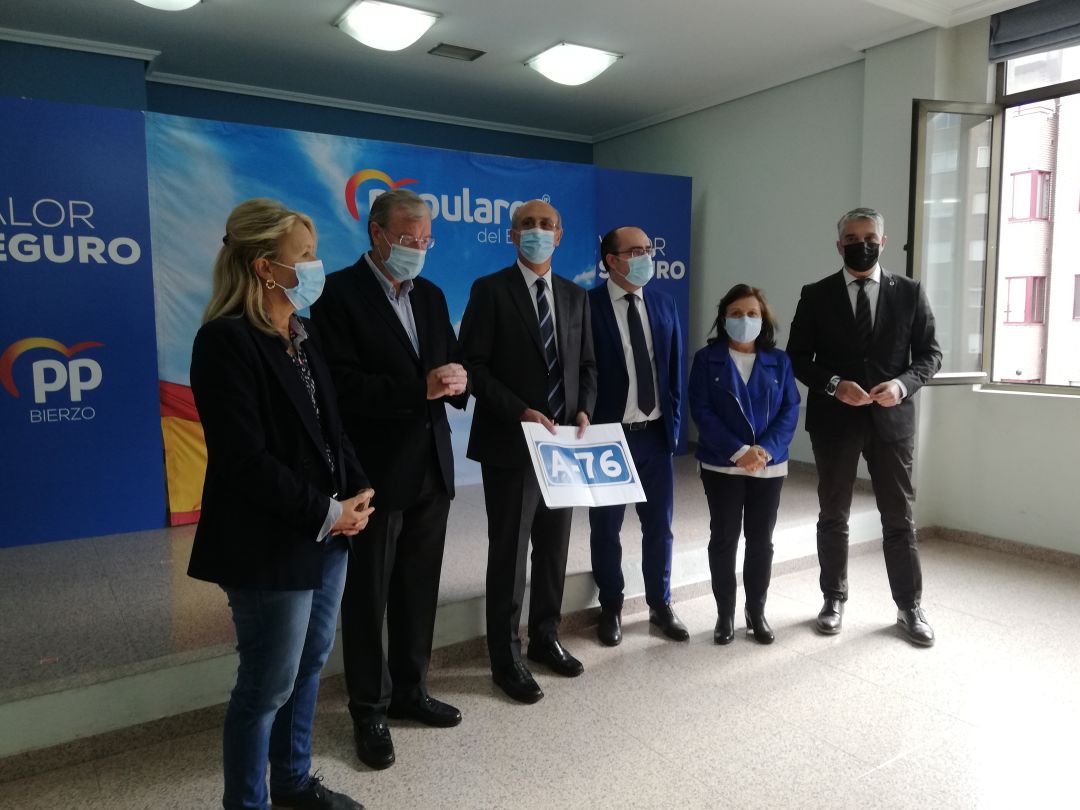 Parlamentario nacionales del PP en León y Ourense junto al portavoz del PP en el Ayuntamiento de Ponferrada, Marco Morala Parlamentario nacionales del PP en León y Ourense junto al portavoz del PP en el Ayuntamiento de Ponferrada, Marco Morala