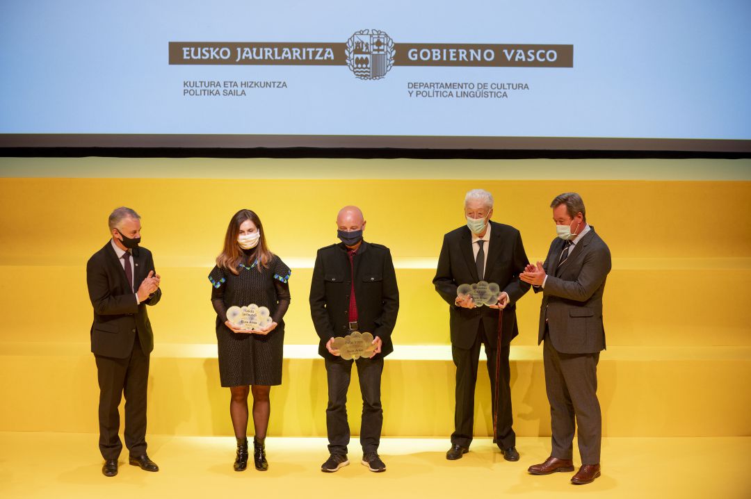 Algunos de los premiados de los Gure Artea, junto al consejero de Cultura y Política Lingüística, Bingen Zupiria y el lehendakari, Iñigo Urkullu Algunos de los premiados de los Gure Artea, junto al consejero de Cultura y Política Lingüística, Bingen Zupiria y el lehendakari, Iñigo Urkullu