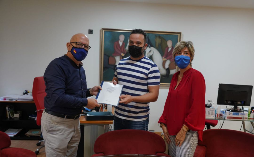 El concejal del Área de Turismo, Manuel Padín, y la edil delegada, Cristina Pérez, recogen el informe entregado por el presidente de Hostecar, Juan José López El concejal del Área de Turismo, Manuel Padín, y la edil delegada, Cristina Pérez, recogen el informe entregado por el presidente de Hostecar, Juan José López