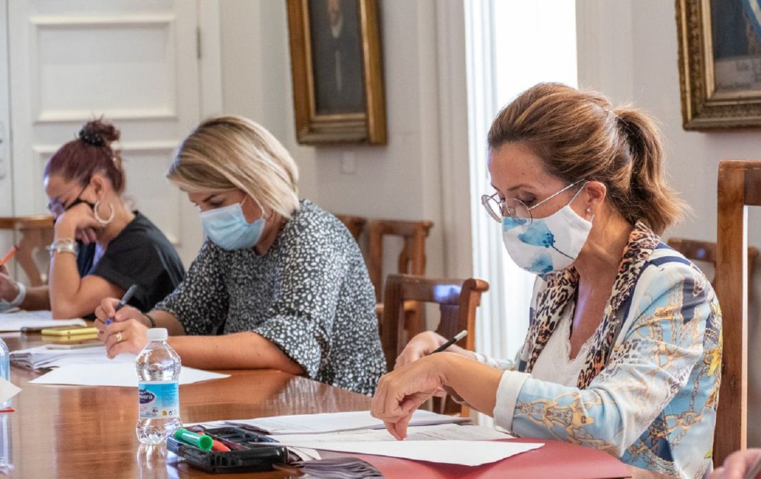 Reunión de la Junta de Gobierno Local con la alcaldesa y vicealcaldesa de Cartagena en primer plano. Reunión de la Junta de Gobierno Local con la alcaldesa y vicealcaldesa de Cartagena en primer plano.