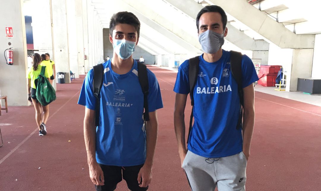 Joan Pérez con su entrenador Miguel Castillo. Joan Pérez con su entrenador Miguel Castillo.