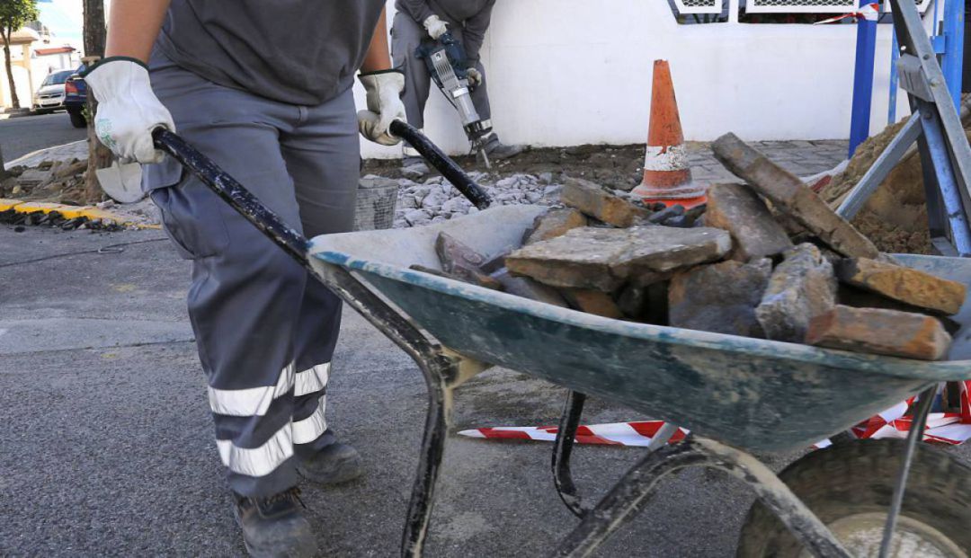 Un operario trabaja en una obra Un operario trabaja en una obra