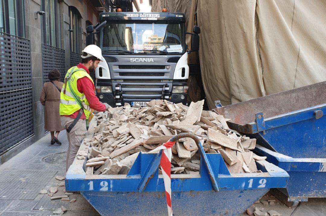 Trabajador de la construcción en una obra en el centro de Granada Trabajador de la construcción en una obra en el centro de Granada