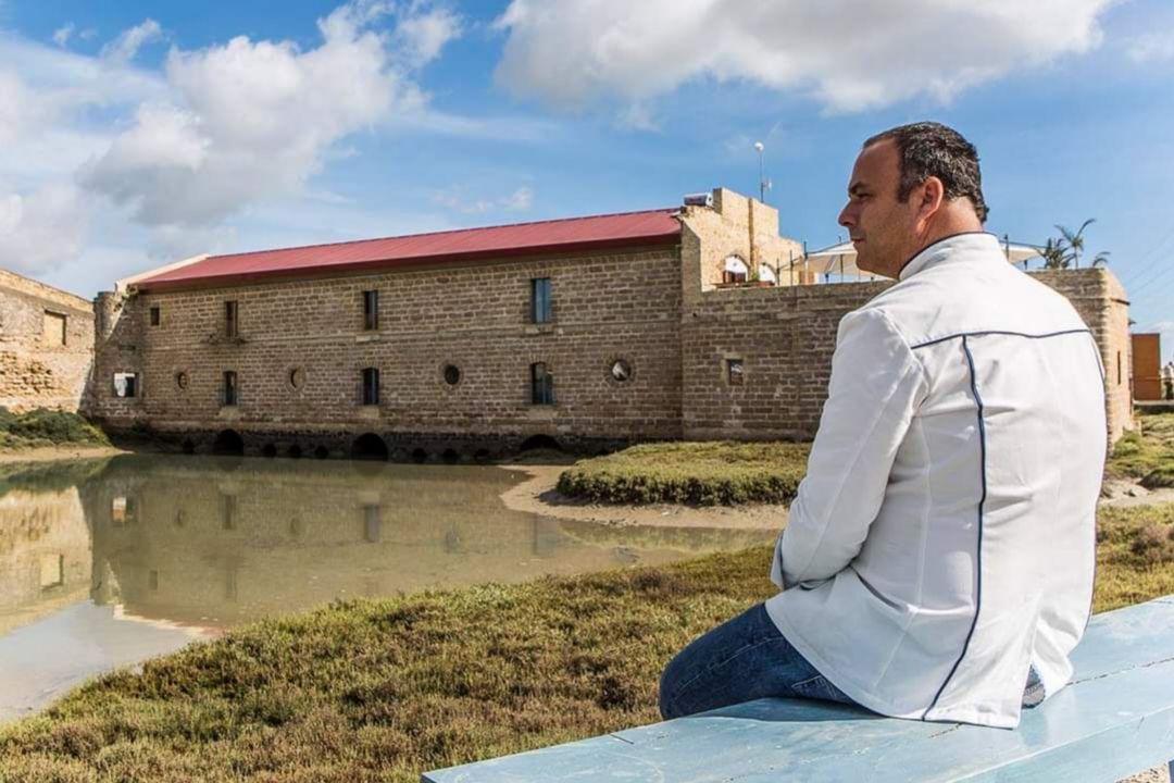 Ángel León, junto al antiguo molino de mareas Ángel León, junto al antiguo molino de mareas