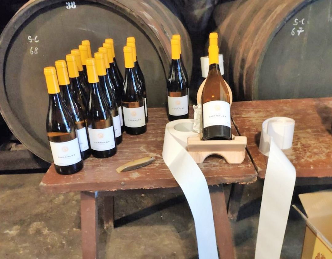 El embotellado y etiquetado de Viña Corrales es completamente manual El embotellado y etiquetado de Viña Corrales es completamente manual