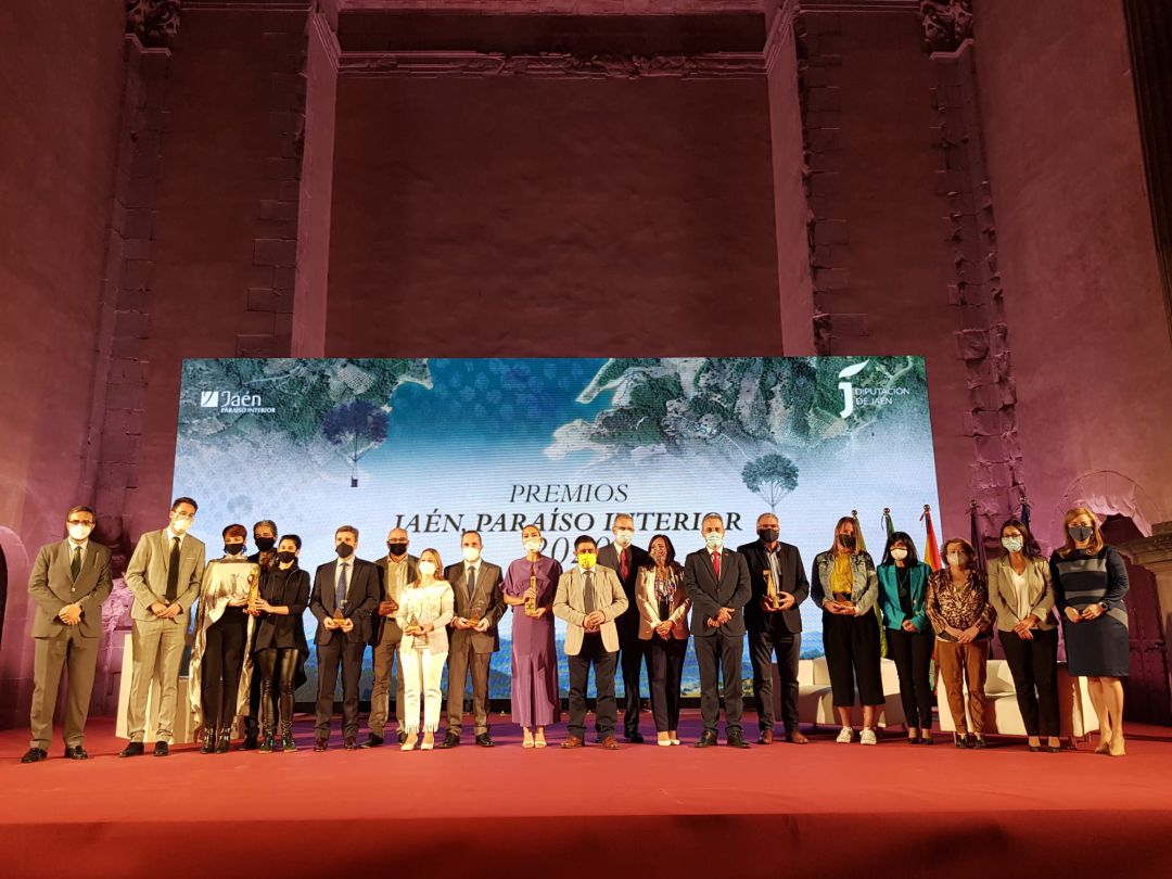 Foto de familia con todos los premiados y autoridades Foto de familia con todos los premiados y autoridades