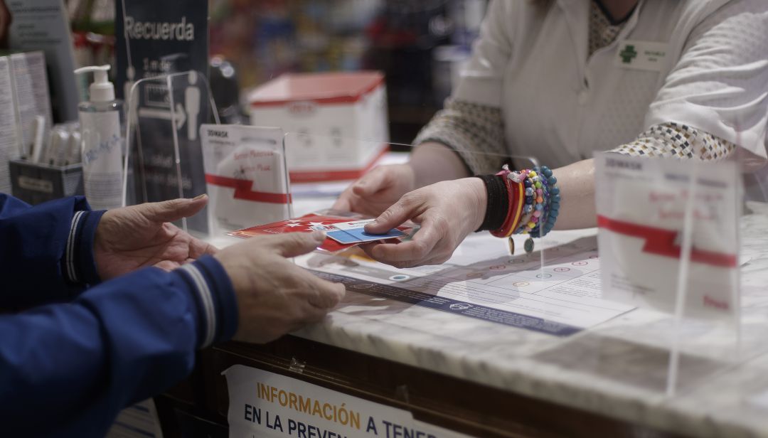 Un madrileño recoge, el pasado mes de mayo, una de las mascarillas que Ayuso repartió gratis en farmacias. Un madrileño recoge, el pasado mes de mayo, una de las mascarillas que Ayuso repartió gratis en farmacias.