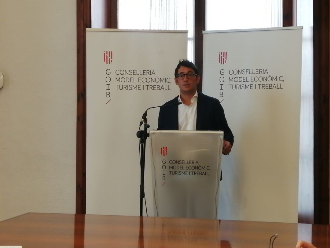 El conseller de Modelo Económico, Turismo y Trabajo, Iago Negueruela, en una rueda de prensa El conseller de Modelo Económico, Turismo y Trabajo, Iago Negueruela, en una rueda de prensa