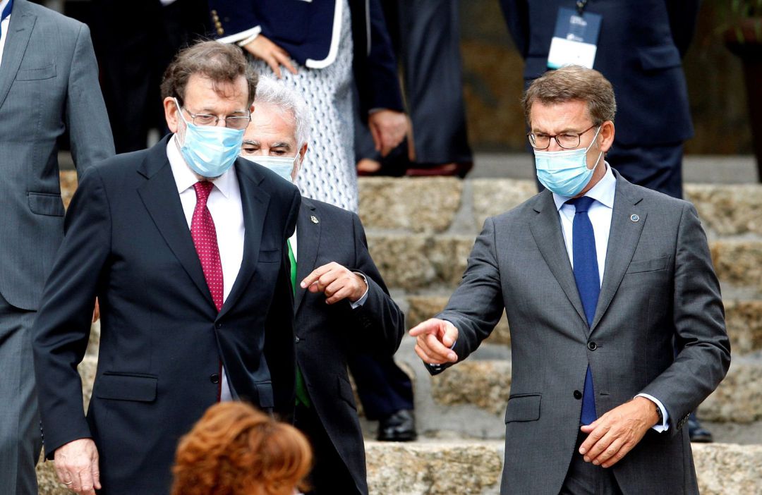 El expresidente del Gobierno Mariano Rajoy y el presidente de la Xunta Alberto Núñez Feijoo durante su asistencia al II Foro La Toja-Vínculo Atlántico, en el que cargos políticos, empresarios e intelectuales analizarán durante tres jornadas el contexto político y económico ante el impacto de la pandemia El expresidente del Gobierno Mariano Rajoy y el presidente de la Xunta Alberto Núñez Feijoo durante su asistencia al II Foro La Toja-Vínculo Atlántico, en el que cargos políticos, empresarios e intelectuales analizarán durante tres jornadas el contexto político y económico ante el impacto de la pandemia