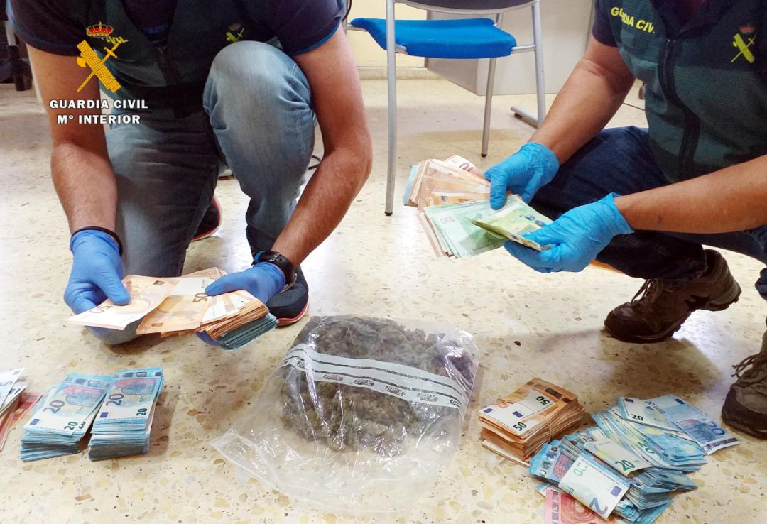 Efectivos de la Guardia civil de Cantabria haciendo recuento de la cantidad económica encontrada en la nave de Camargo. Efectivos de la Guardia civil de Cantabria haciendo recuento de la cantidad económica encontrada en la nave de Camargo.
