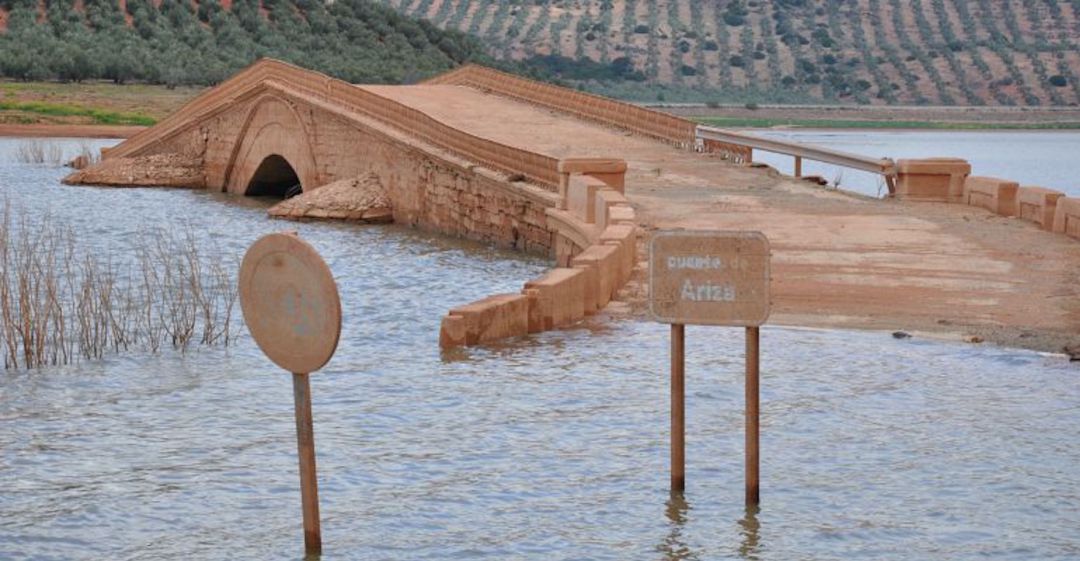 El Puente Ariza en un momento en el que estaba parcialmente sumergido en el pantano de Giribaile El Puente Ariza en un momento en el que estaba parcialmente sumergido en el pantano de Giribaile