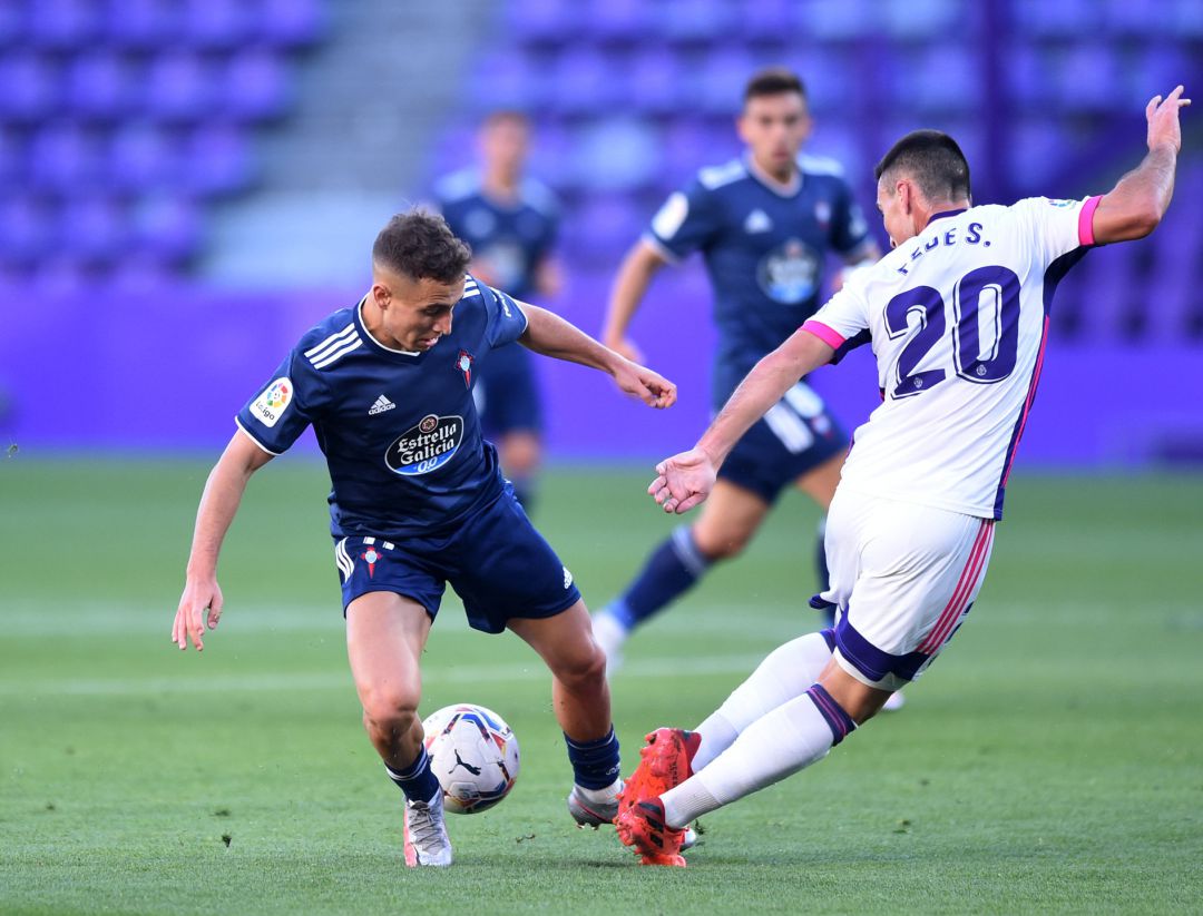 Emre Mor intenta driblar a San Emeterio Emre Mor intenta driblar a San Emeterio