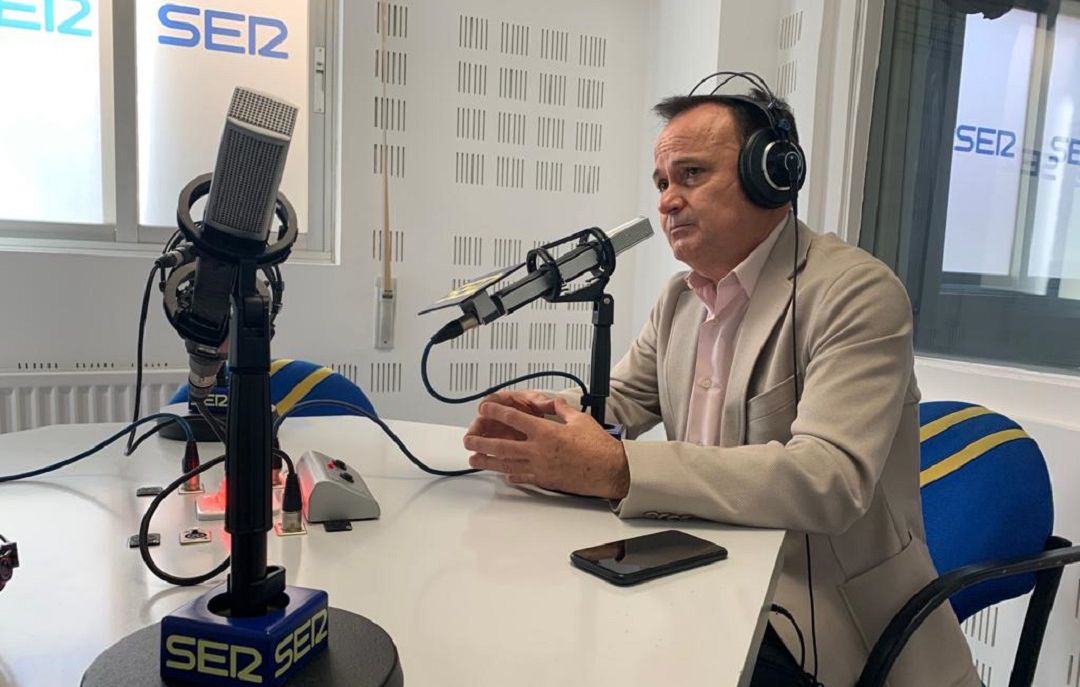 El alcalde de Coslada, Ángel Viveros, en los estudios de SER Henares El alcalde de Coslada, Ángel Viveros, en los estudios de SER Henares
