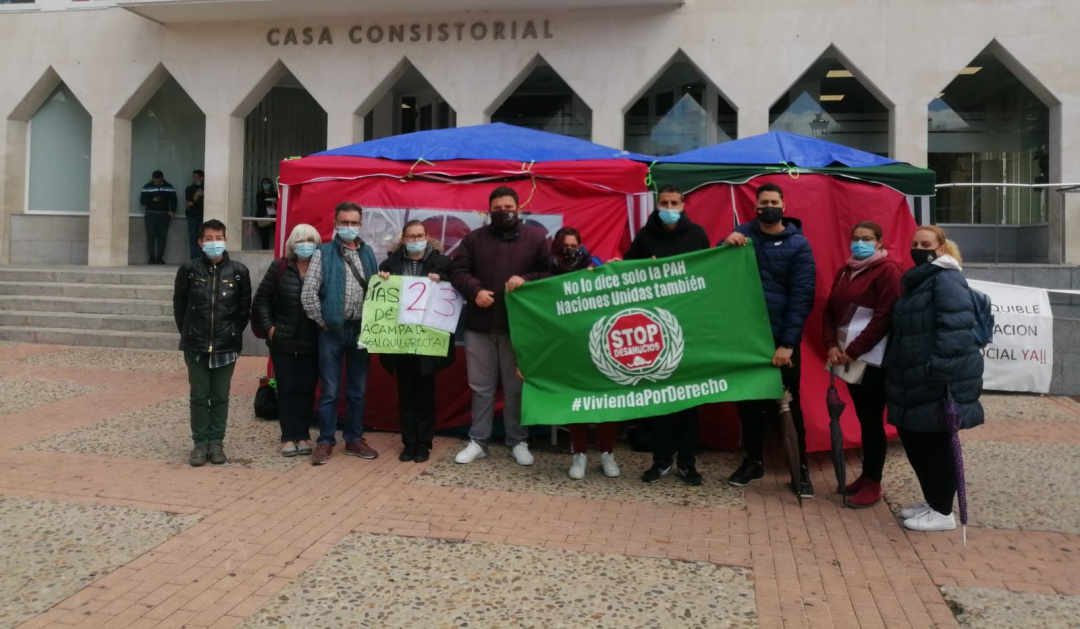 Georgina lleva más de 20 días acampada frente al Ayuntamiento de Arganda del Rey (Madrid) esperando una alternativa habitacional Georgina lleva más de 20 días acampada frente al Ayuntamiento de Arganda del Rey (Madrid) esperando una alternativa habitacional