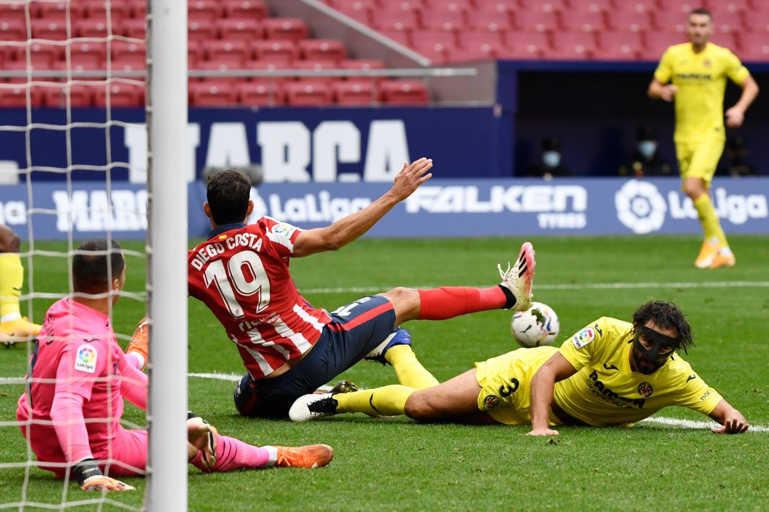Albiol corta una acción peligrosa ante Diego Costa Albiol corta una acción peligrosa ante Diego Costa
