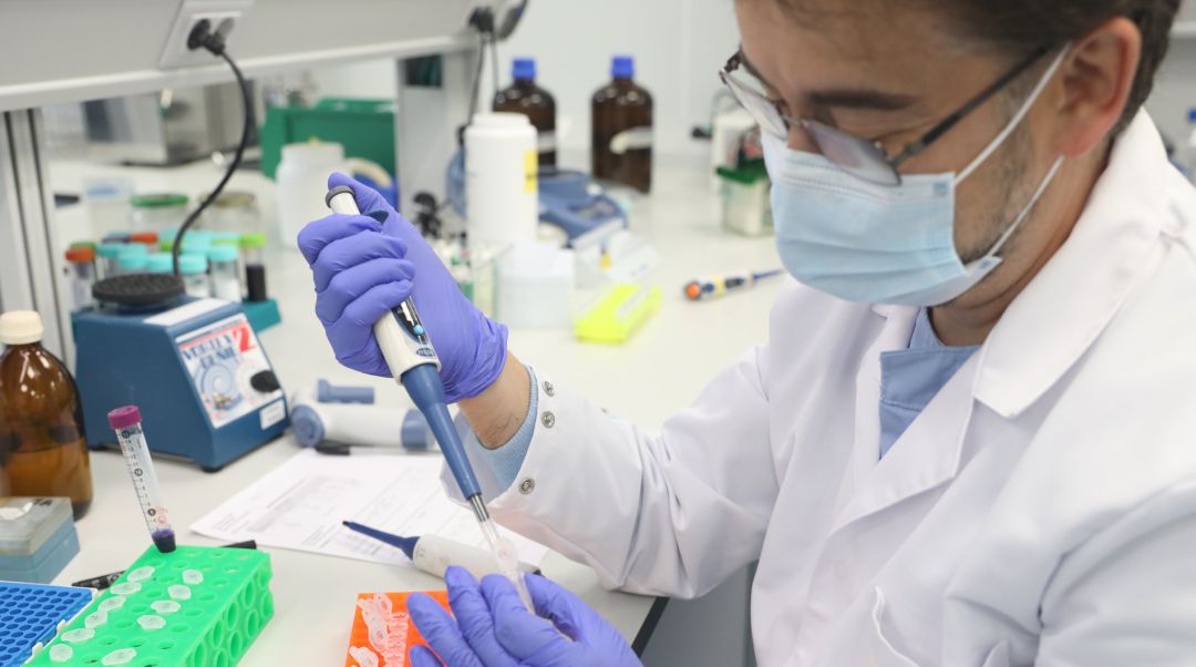 Un investigador trabaja en un laboratorio de producción de vacunas. Un investigador trabaja en un laboratorio de producción de vacunas.