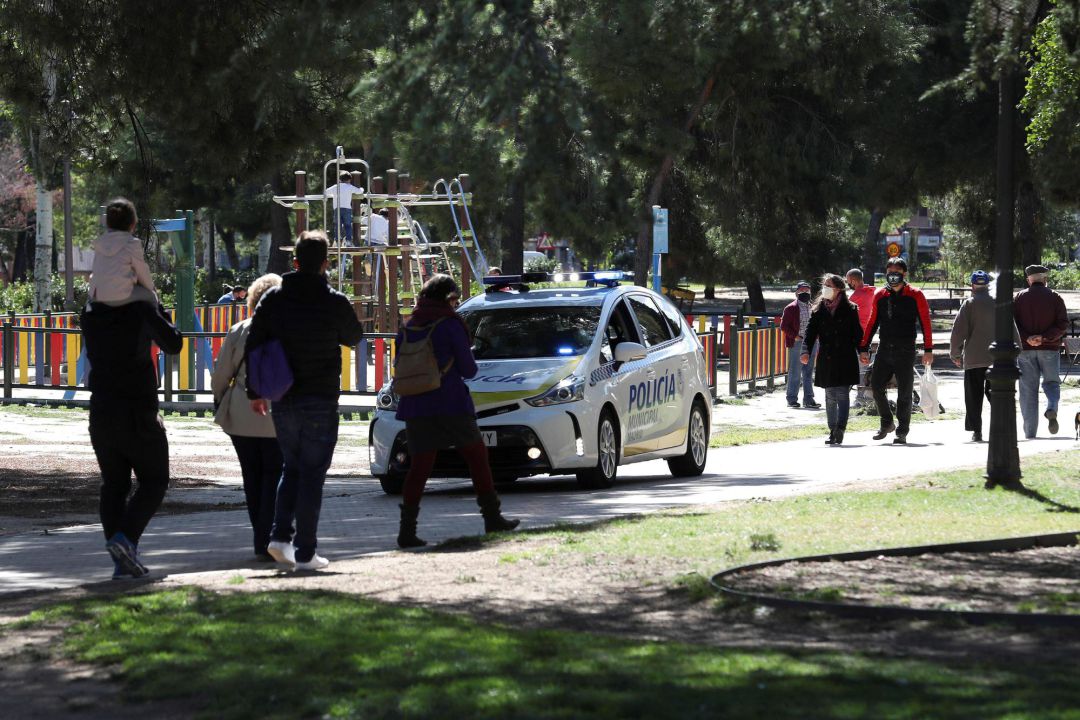 Un coche de la policía municipal patrulla por un parque en el madrileño barrio de Aluche, este sábado. Las restricciones de movilidad para tratar de contener la expansión del coronavirus decretadas por el Ministerio de Sanidad han entrado en vigor el pasado viernes a las 22:00 horas en diez municipios madrileños, entre ellos Madrid, que suman cerca de cinco millones de habitantes. Un coche de la policía municipal patrulla por un parque en el madrileño barrio de Aluche, este sábado. Las restricciones de movilidad para tratar de contener la expansión del coronavirus decretadas por el Ministerio de Sanidad han entrado en vigor el pasado viernes a las 22:00 horas en diez municipios madrileños, entre ellos Madrid, que suman cerca de cinco millones de habitantes.