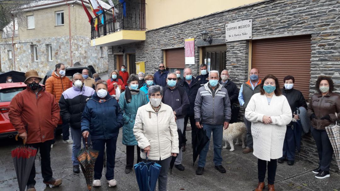 Concentración en Peranzanes, donde llevan seis meses sin consultorio Concentración en Peranzanes, donde llevan seis meses sin consultorio