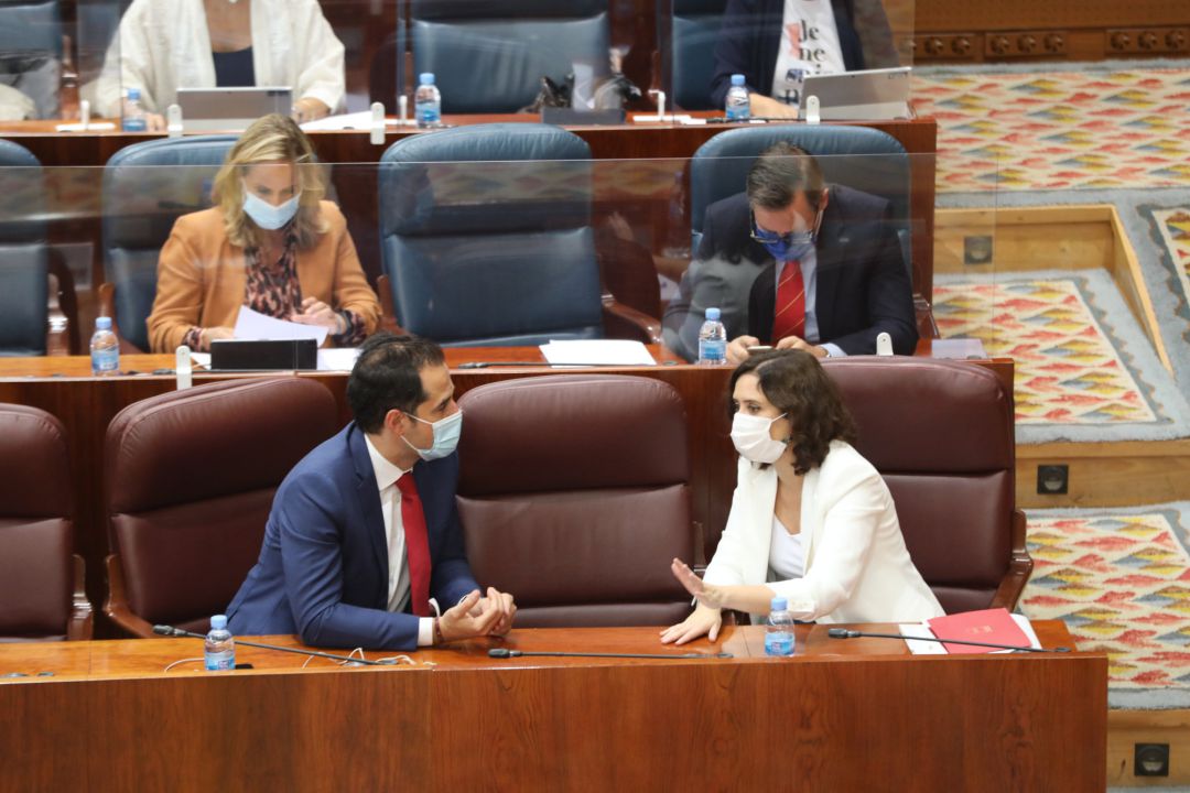 La presidenta de la Comunidad de Madrid, Isabel Díaz Ayuso, habla con el vicepresidente de la Comunidad, Ignacio Aguado, durante una sesión plenaria en la Asamblea de Madrid, en Madrid (España) a 1 de octubre de 2020. La presidenta de la Comunidad de Madrid, Isabel Díaz Ayuso, habla con el vicepresidente de la Comunidad, Ignacio Aguado, durante una sesión plenaria en la Asamblea de Madrid, en Madrid (España) a 1 de octubre de 2020.