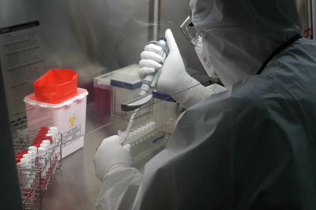 Un trabajador médico realiza una investigación sobre el nuevo coronavirus en un laboratorio de pruebas Un trabajador médico realiza una investigación sobre el nuevo coronavirus en un laboratorio de pruebas