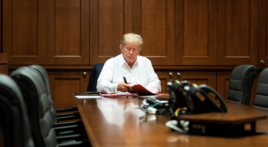 Imagen cedida por la Casa Blanca que muestra a Donald Trump trabajando en la sala de conferencias del hospital donde se encuentra ingresado. Imagen cedida por la Casa Blanca que muestra a Donald Trump trabajando en la sala de conferencias del hospital donde se encuentra ingresado.