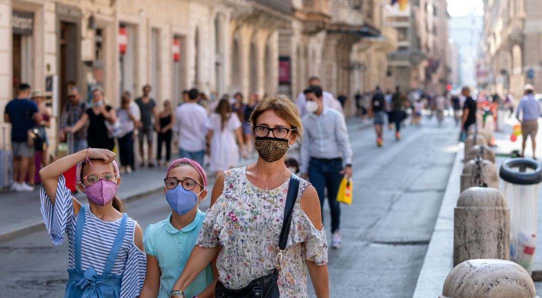 Una familia pasea con mascarilla por Roma (Archivo). Una familia pasea con mascarilla por Roma (Archivo).