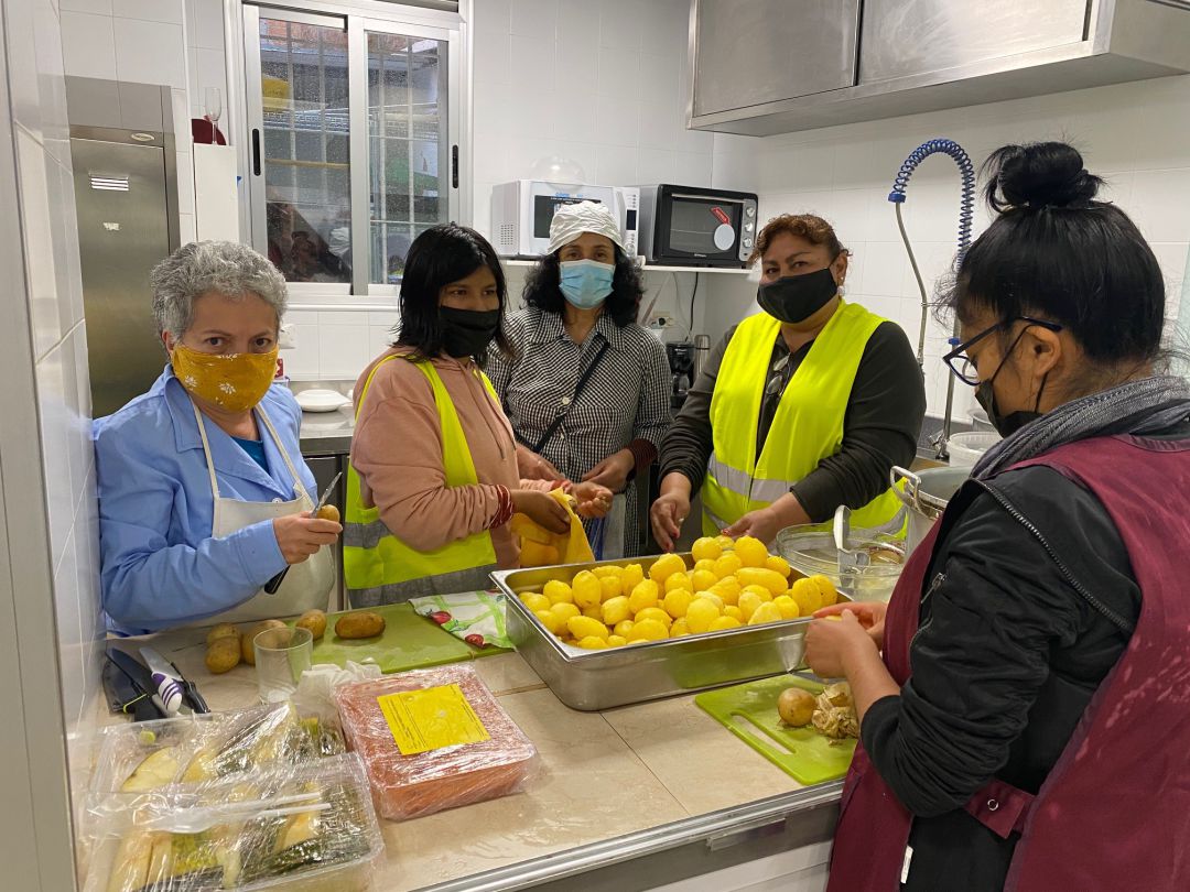 Un grupo de voluntarias cocina y prepara la comida para las familias más necesitadas Un grupo de voluntarias cocina y prepara la comida para las familias más necesitadas