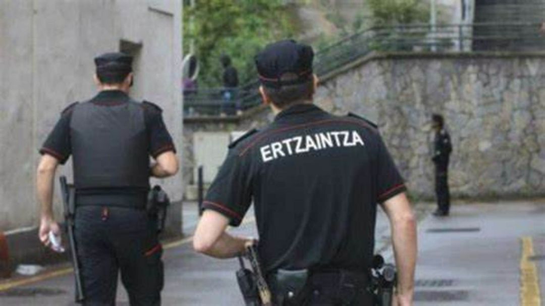 La policía autonómica lleva a cabo una operación contra la falsedad documental que se salda con nueve detenidos. La policía autonómica lleva a cabo una operación contra la falsedad documental que se salda con nueve detenidos.
