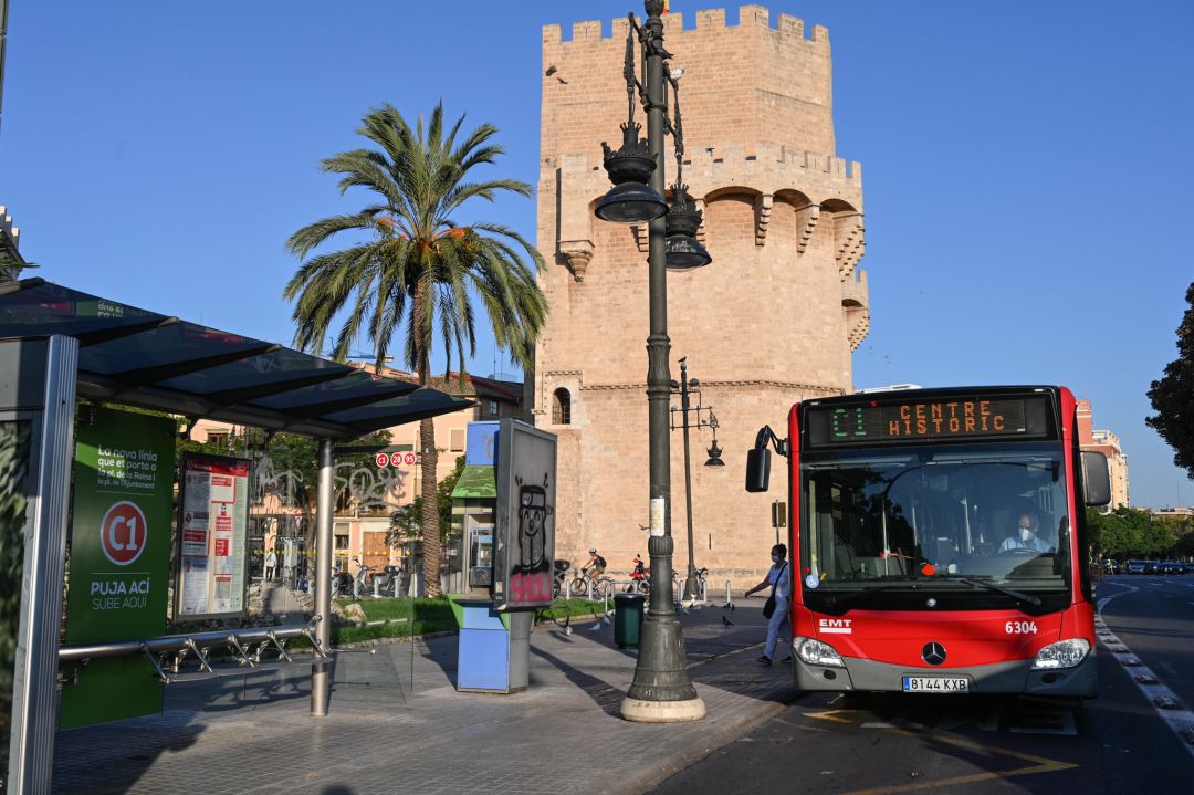 Un autobús de la línea C1 de la EMT de València circula por delante de las torres de Serranos de la ciudad. Un autobús de la línea C1 de la EMT de València circula por delante de las torres de Serranos de la ciudad.
