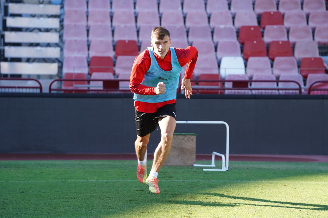 Nikola Maras trabajando para mantener la titularidad en el Almería. Nikola Maras trabajando para mantener la titularidad en el Almería.