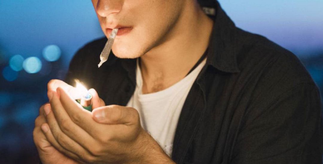 Entre la población joven y adolescente, la percepción de riesgo del consumo de cannabis es muy baja. Entre la población joven y adolescente, la percepción de riesgo del consumo de cannabis es muy baja.