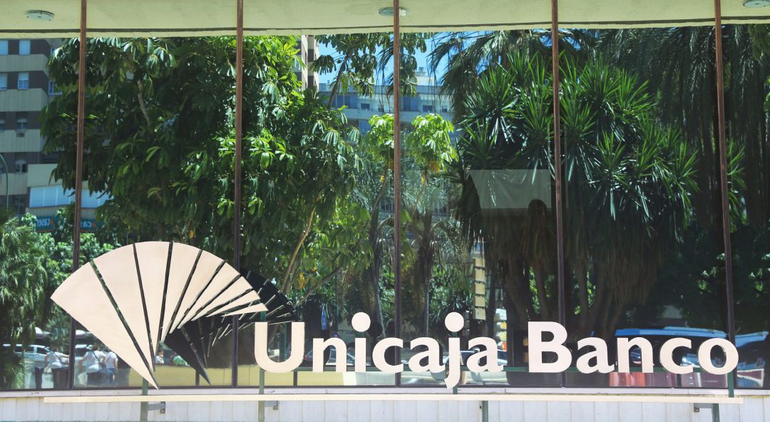 Unicaja confirma contactos "preliminares" con Liberbank para una posible fusión. Unicaja confirma contactos "preliminares" con Liberbank para una posible fusión.