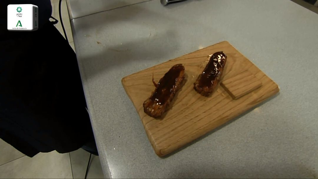 Captura de pantalla de la ponencia 'on line' del cocinero Ángel León en la que ha presentado sus "costillitas de mar". Captura de pantalla de la ponencia 'on line' del cocinero Ángel León en la que ha presentado sus "costillitas de mar".