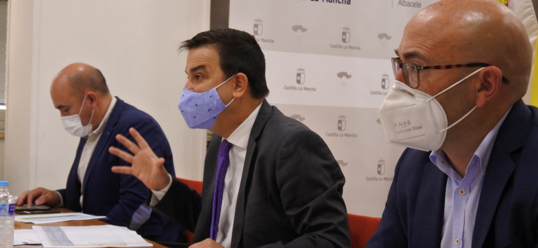 El consejero de Agricultura, en el centro, explica la postura del gobierno regional en la Mesa del Agua El consejero de Agricultura, en el centro, explica la postura del gobierno regional en la Mesa del Agua