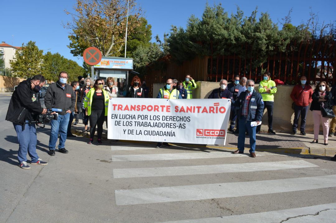 Manifestación del transporte sanitario de Albacete en la puerta del Hospital General Universitario de la capital. Manifestación del transporte sanitario de Albacete en la puerta del Hospital General Universitario de la capital.