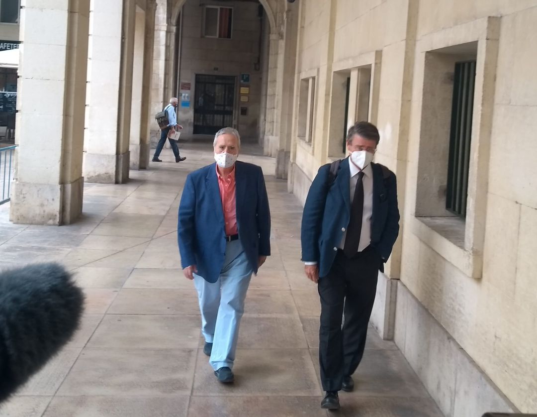 El exalcalde del PP, Luis Díaz Alperi (i), uno de los acusados en el caso PGOU de Alicante, a su llegada a los juzgados. Foto archivo. El exalcalde del PP, Luis Díaz Alperi (i), uno de los acusados en el caso PGOU de Alicante, a su llegada a los juzgados. Foto archivo.