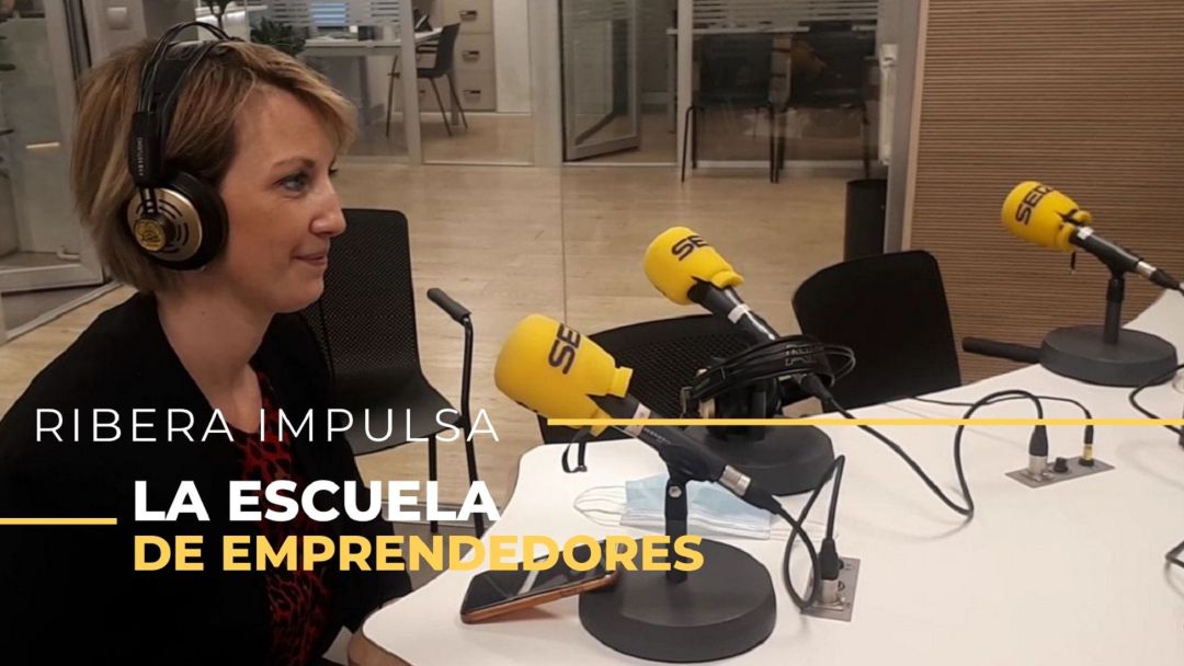 Cristina Martín, una de las responsables de JEARCO, en los estudios de Radio Aranda - Cadena SER. Cristina Martín, una de las responsables de JEARCO, en los estudios de Radio Aranda - Cadena SER.
