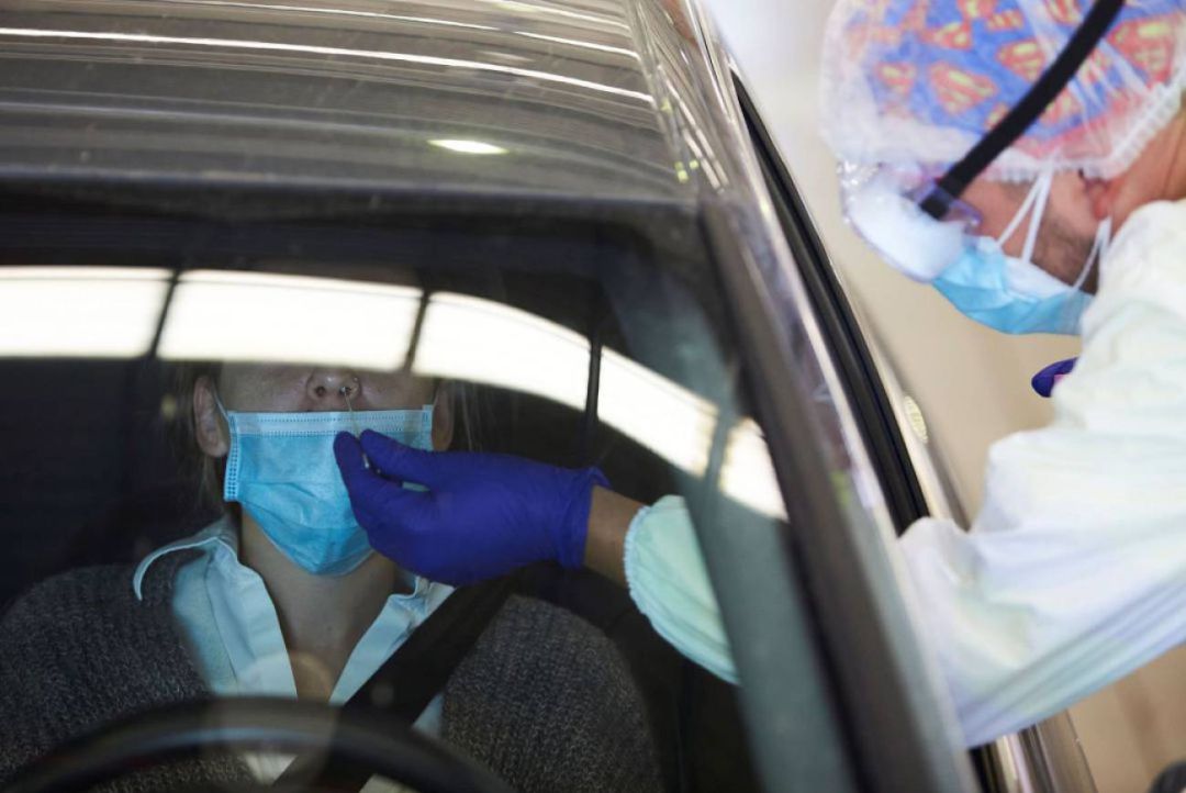 Un sanitario recoge una muestra para prueba PCR en un autocovid Un sanitario recoge una muestra para prueba PCR en un autocovid