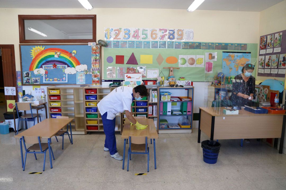 Una limpiadora desinfecta un aula en un colegio. Archivo Una limpiadora desinfecta un aula en un colegio. Archivo