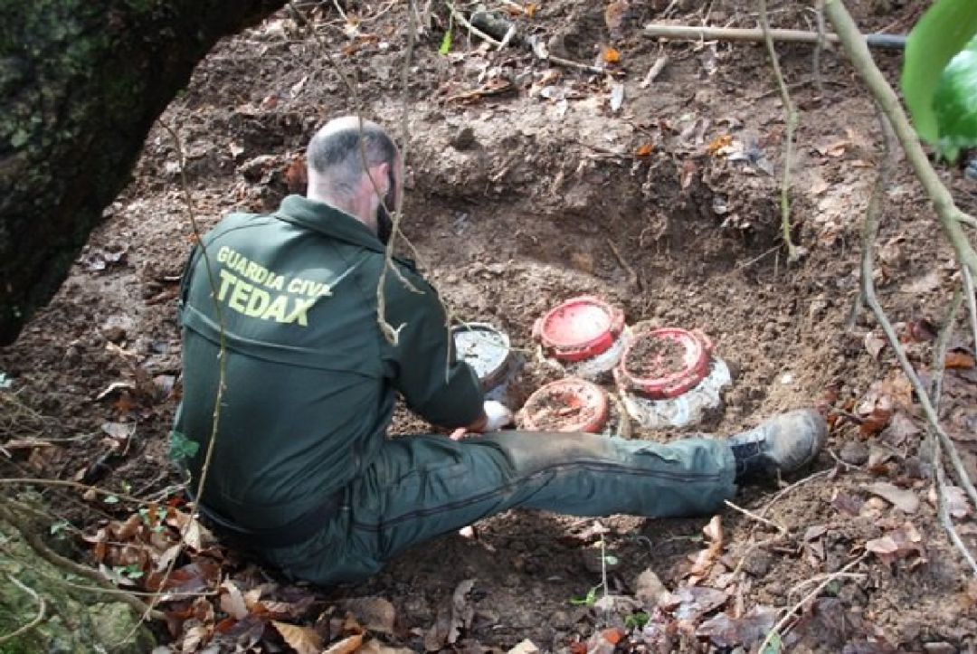 La Guardia Civil ha detenido a tres exmiembros de ETA como responsables de un antiguo zulo de explosivos de la banda descubierto de manera fortuita por un ciudadano en junio de 2019 en Atauri La Guardia Civil ha detenido a tres exmiembros de ETA como responsables de un antiguo zulo de explosivos de la banda descubierto de manera fortuita por un ciudadano en junio de 2019 en Atauri