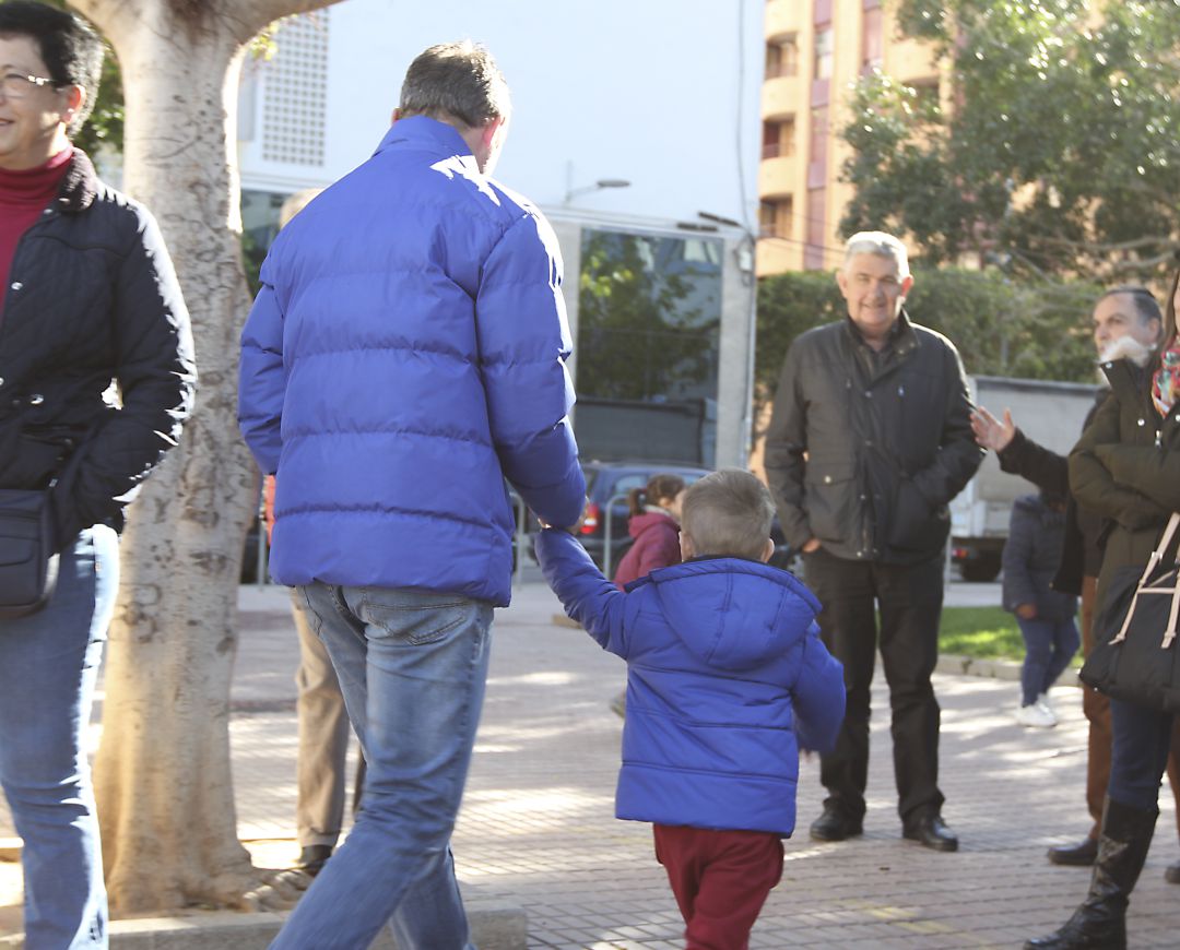 Un niño y su padre a la salida del colegio en Castelló. Un niño y su padre a la salida del colegio en Castelló.